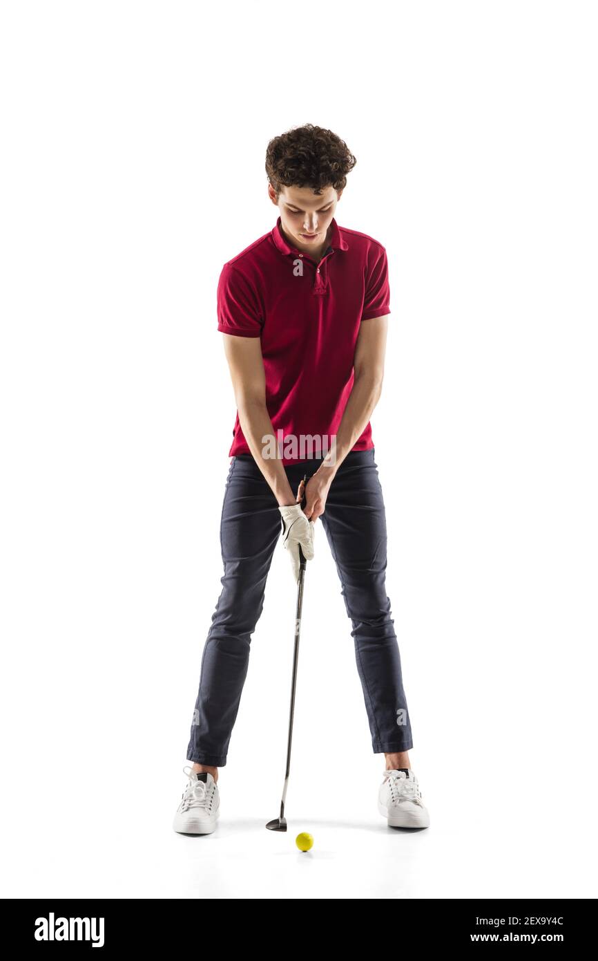 Obiettivo. Giocatore di golf in una camicia rossa isolata su sfondo bianco studio con copyspace. Giocatore professionista che pratica con emozioni ed espressione facciale. Sport, movimento, concetto di azione. Foto Stock
