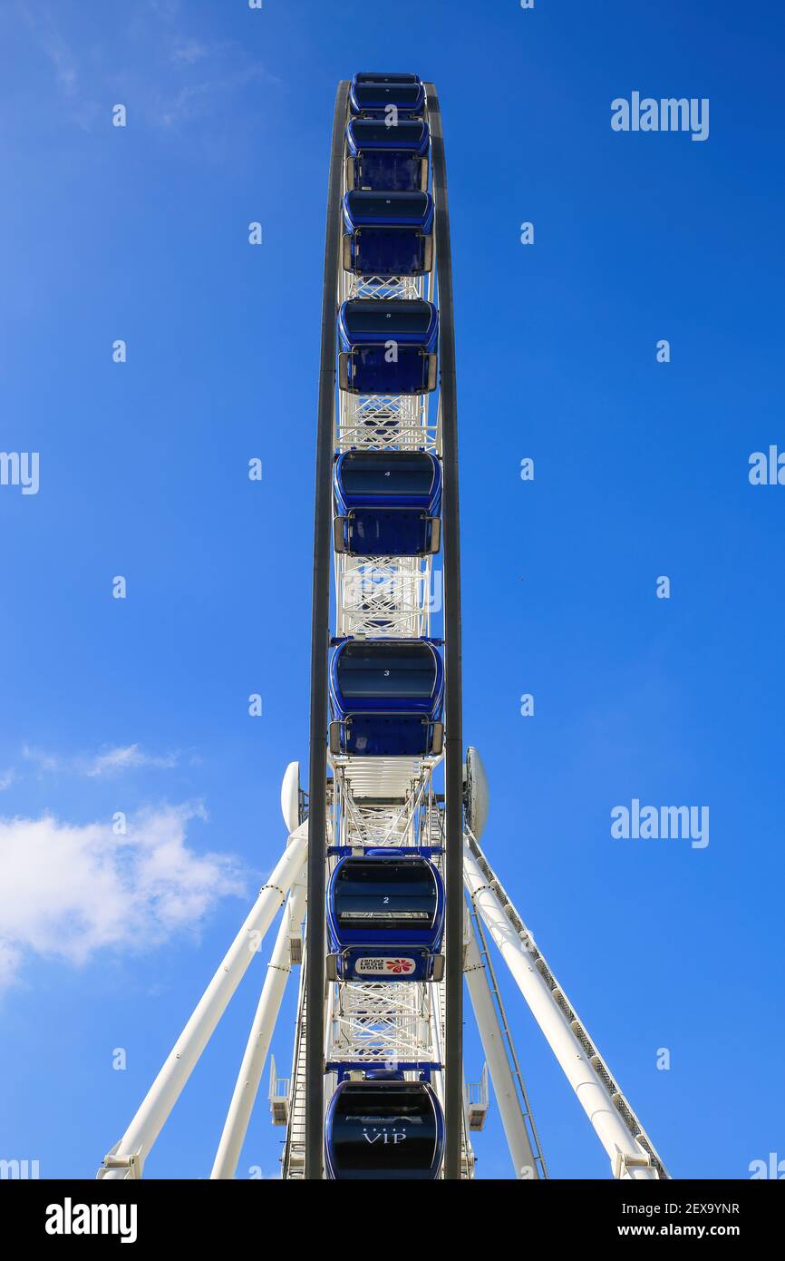 Vista laterale simmetrica a basso angolo sulla ruota dei traghetti contro il blu cielo (messa a fuoco al centro) Foto Stock