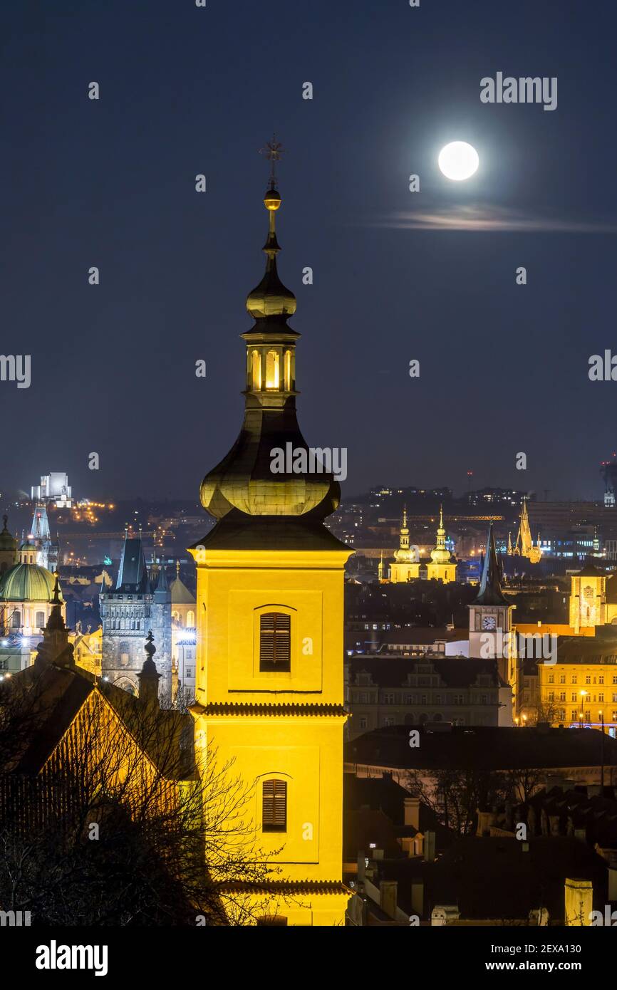 luna sopra la capitale ceca di Praga Foto Stock
