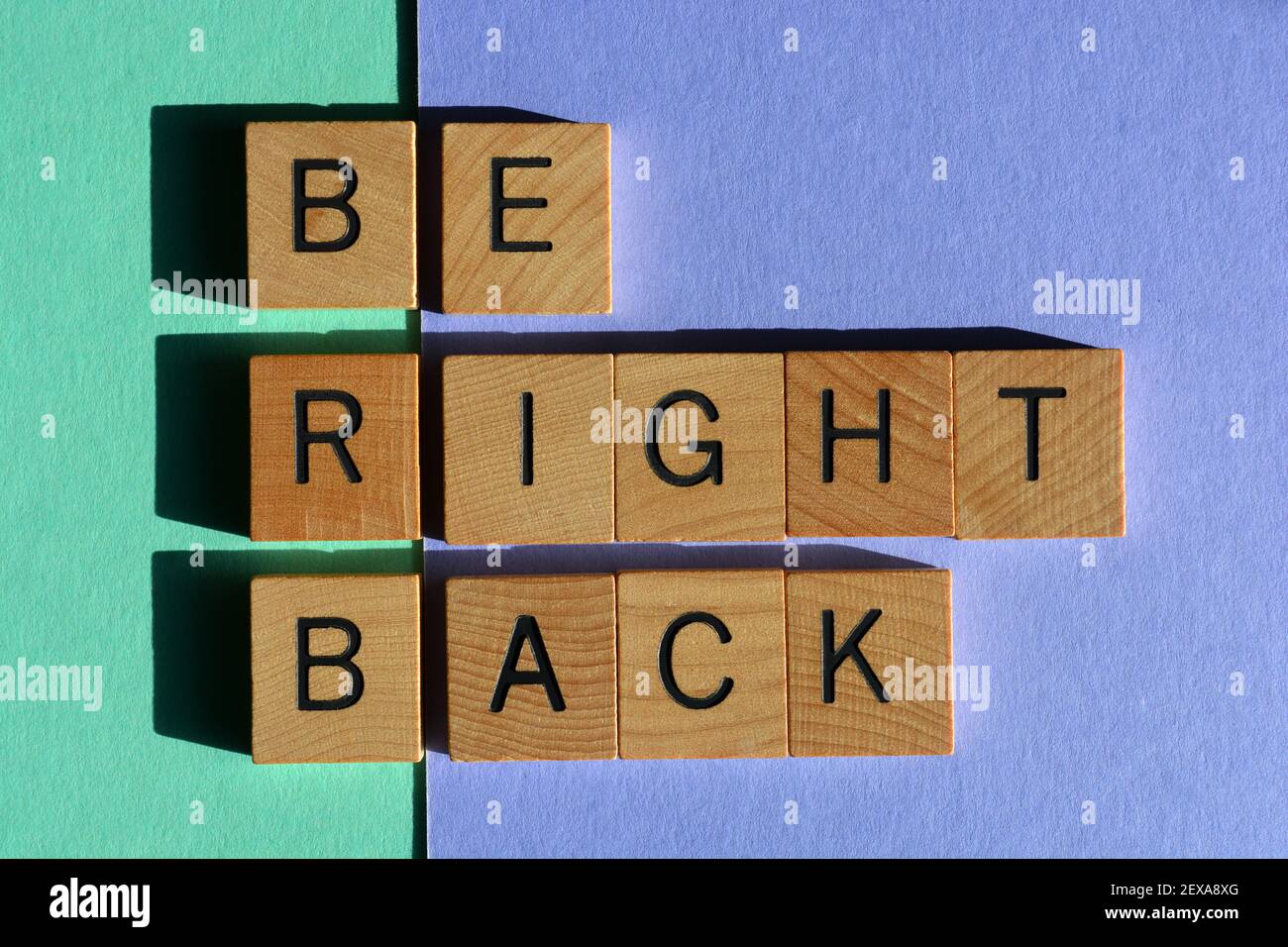 BRB, Be Right Back, acronimo e parole in lettere alfabetiche in legno Foto Stock