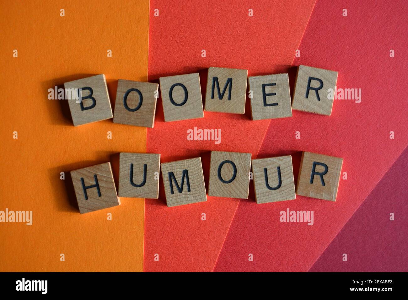 Boomer Humor, parole in lettere alfabetiche in legno isolate su sfondo colorato Foto Stock