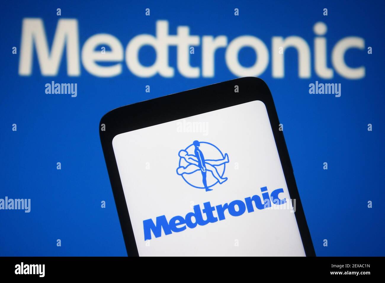 In questa illustrazione fotografica viene visualizzato un logo Medtronic su uno smartphone e sullo schermo del pc. Foto Stock