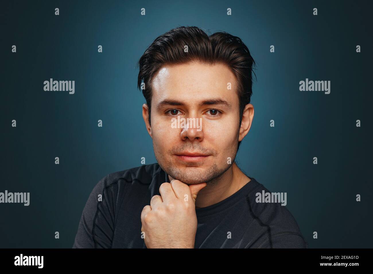 Giovane bruna uomo ritratto Foto Stock