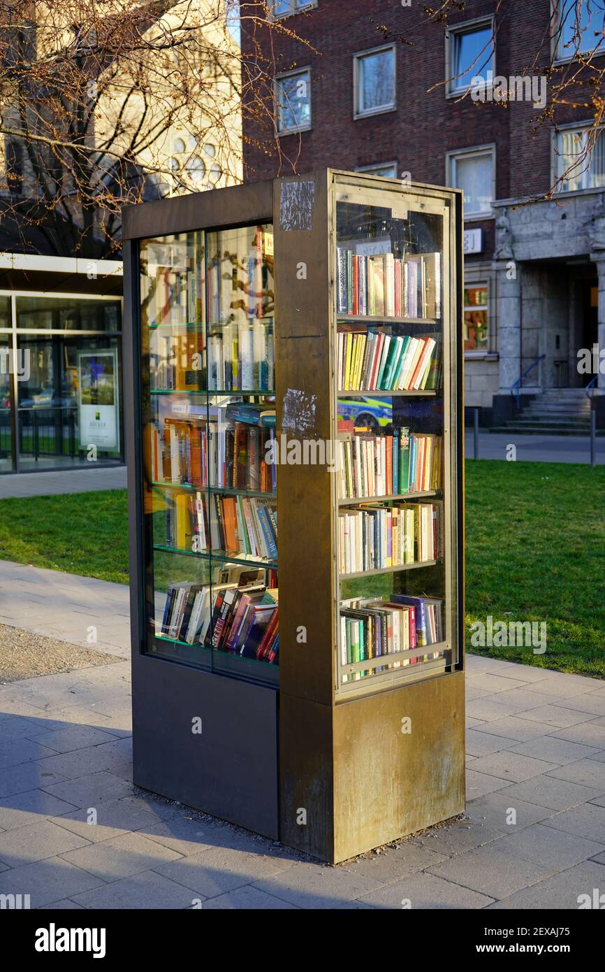 Libreria pubblica su Luegallee nel quartiere Oberkassel di Düsseldorf. Serve come una libreria gratuita 'treet'. Foto Stock