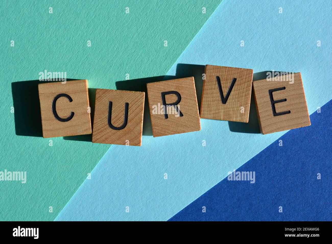 Curva, parola slang che significa rifiutare qualcuno socialmente in lettere alfabetiche di legno isolate su sfondo blu Foto Stock