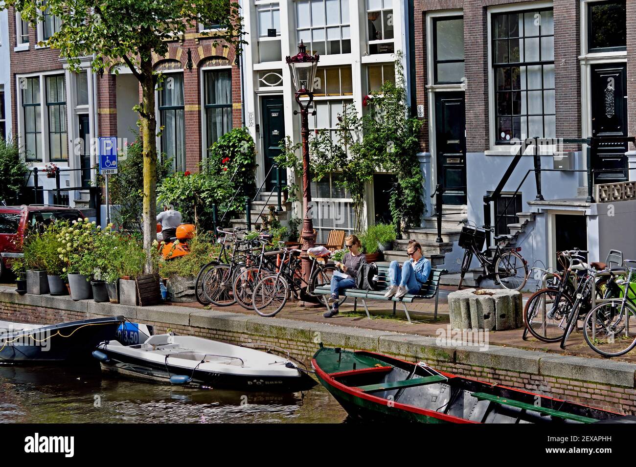 Egelantiersgracht, gente sulla scala di un Canal House Amsterdam, Paesi Bassi, olandese, Foto Stock