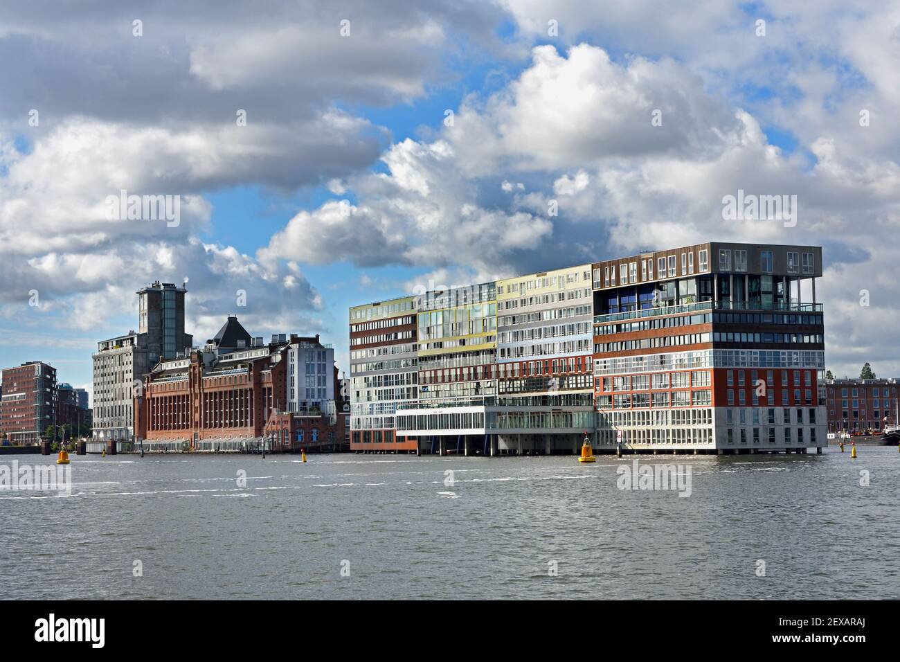 Amsterdam Paesi Bassi architettura moderna Appartamenti su Westerdoksdijk e tra Oude Houthaven e IJ Port Harbour canal Amsterdam, Paesi Bassi, Foto Stock