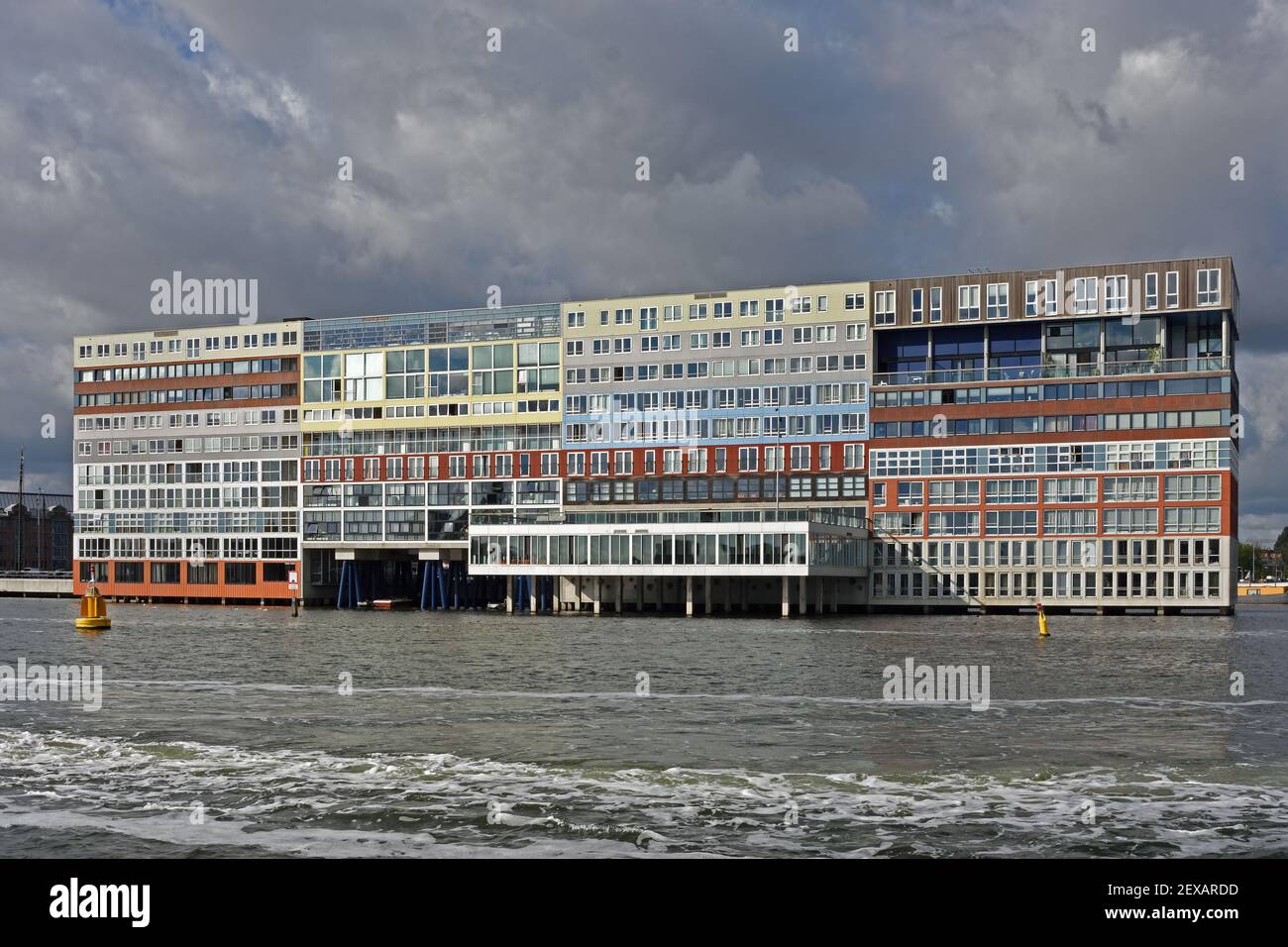 Amsterdam Paesi Bassi architettura moderna Appartamenti su Westerdoksdijk e tra Oude Houthaven e IJ Port Harbour canal Amsterdam, Paesi Bassi, Foto Stock