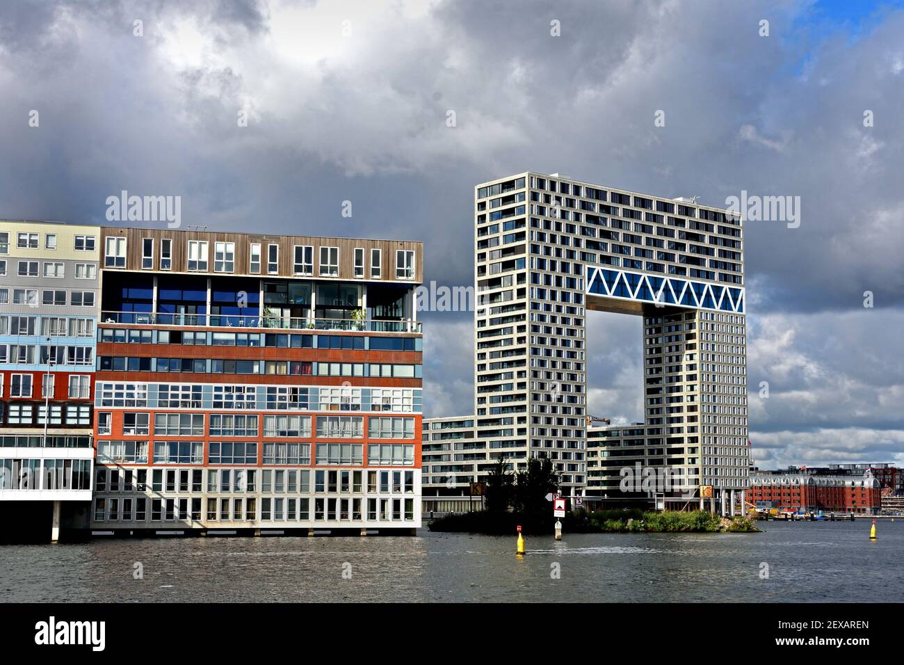 Amsterdam Olanda moderna architettura Appartamenti sulla Westerdoksdijk e tra Oude Houthaven e IJ porto canale Amsterdam, Paesi Bassi, (De Pontsteiger, noto anche come il Pontsteiger edificio o milioni di edifici, è una torre residenziale nella città olandese di Amsterdam. Progettato da Arons en Gelauff Architecten,) Foto Stock