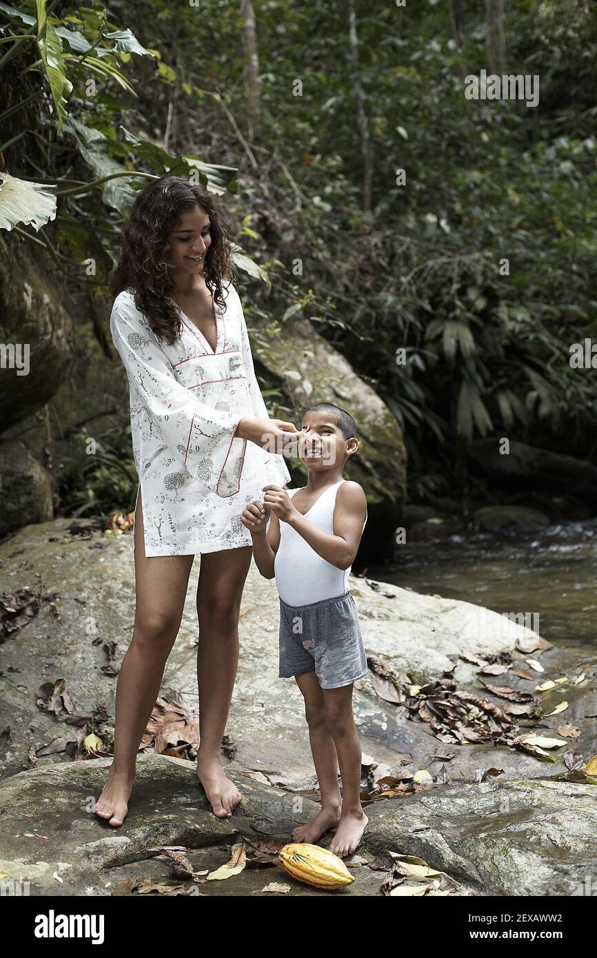 Il ragazzino e sua madre all'aperto vicino al fiume Henri Pittier National Park, Venezuela Foto Stock