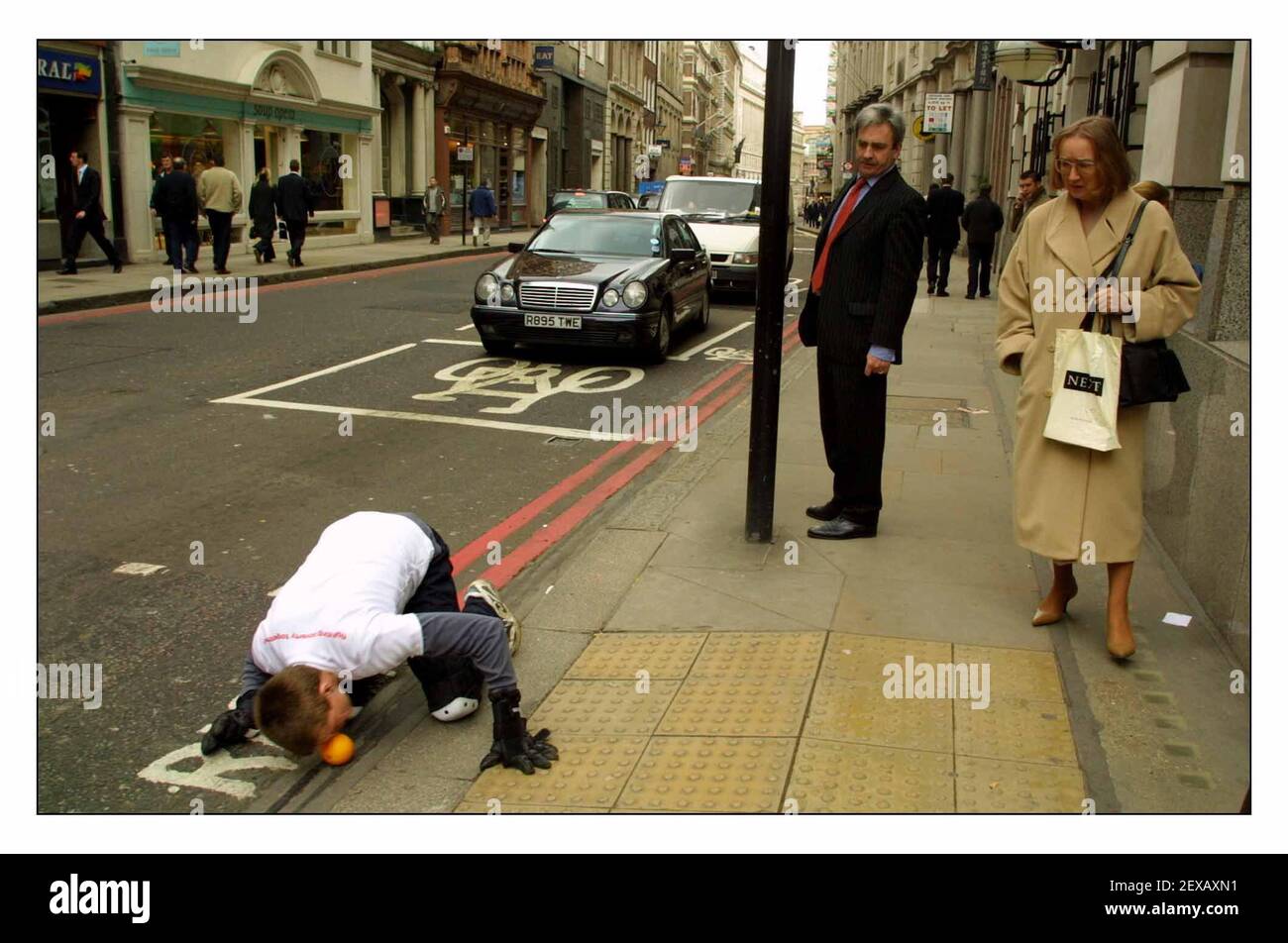 Myles Anderson rotolò un miglio arancione attraverso la città Di Londra in 1 ora e 14 minuti in un Tentativo di entrare nel libro di Guiness dei record che era Raccolta anche di denaro per Action Aid.pic David Sandison 22/3/2002 Foto Stock