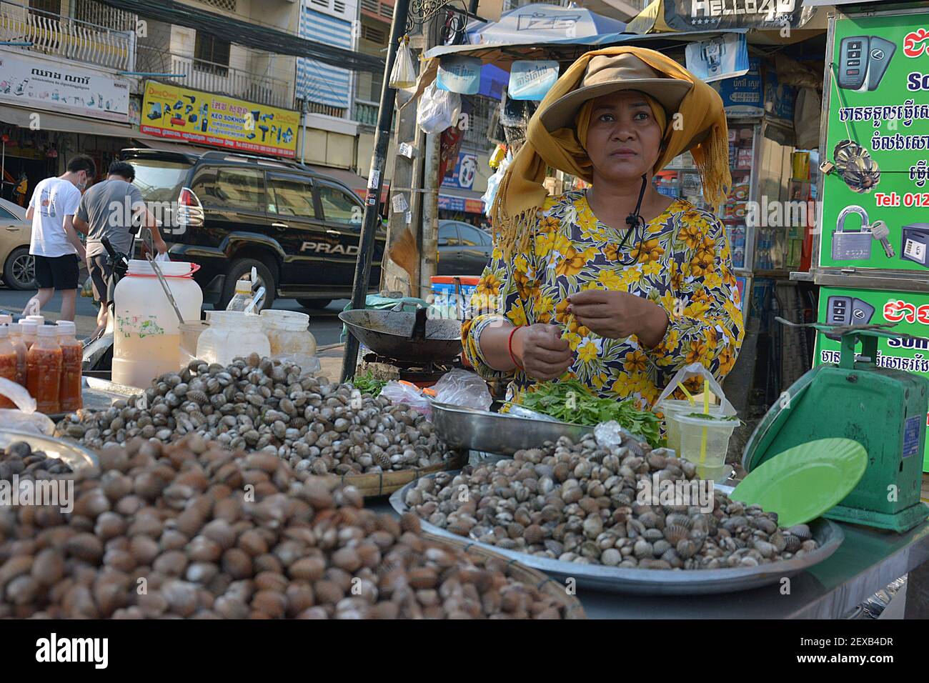 Data: 2020 Feb 14, pomeriggio luogo: Mercato russo, Phnom Penh, Cambogia cosa: Khmer venditore alimentare vendere i loro prodotti sul mercato Foto Stock