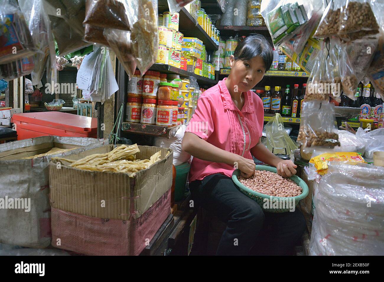 Data: 2020 Feb 14, pomeriggio luogo: Mercato russo, Phnom Penh, Cambogia cosa: Khmer venditore alimentare vendere i loro prodotti sul mercato Foto Stock