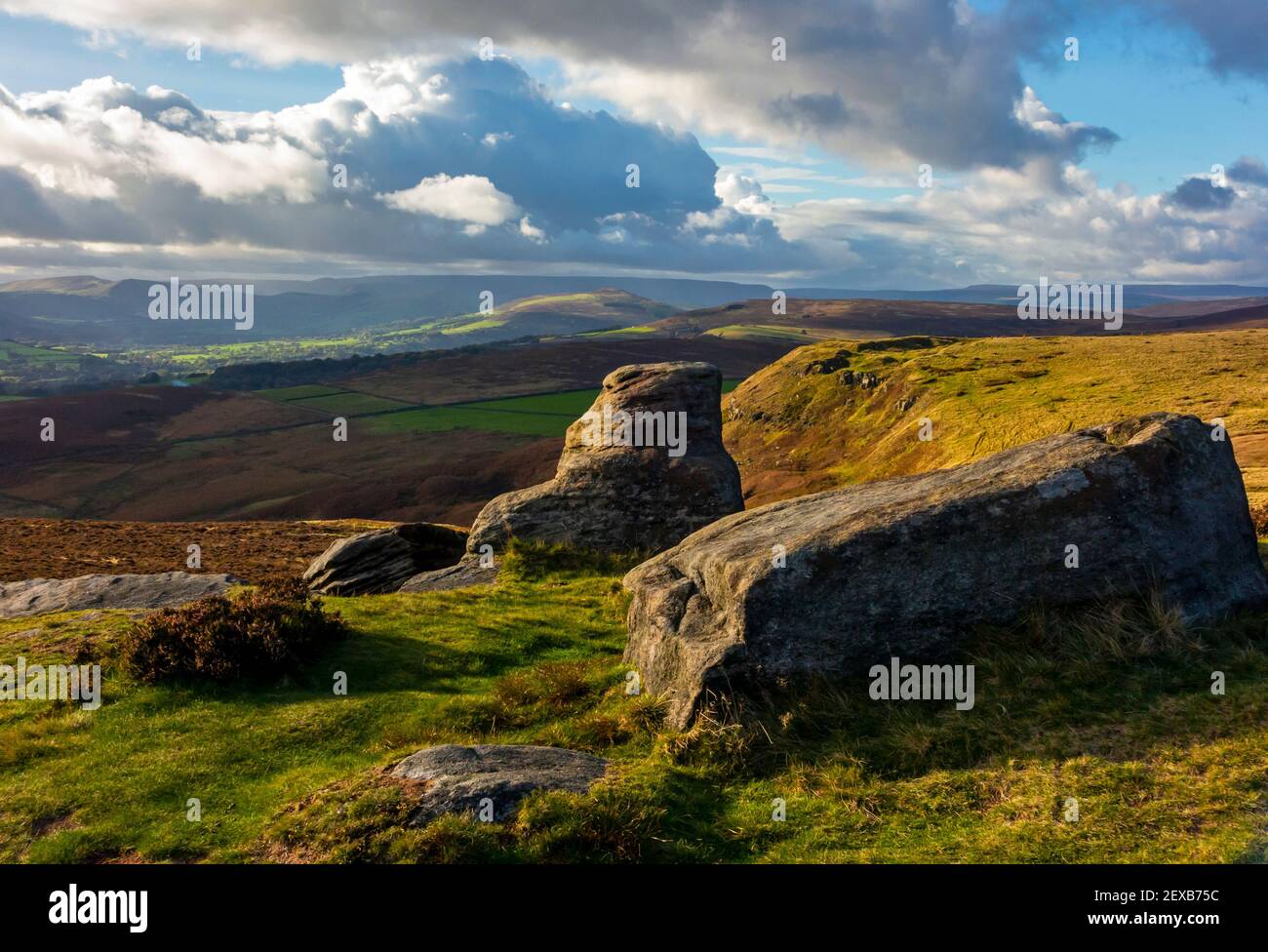Vista sul Peak District National Park da Hathersage Moor Derbyshire Inghilterra Regno Unito Foto Stock