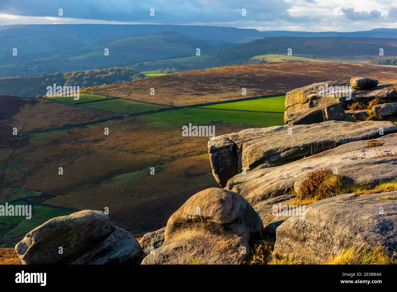 Vista sul Peak District National Park dall'Hathersage Moor Derbyshire England UK con le rocce in primo piano. Foto Stock