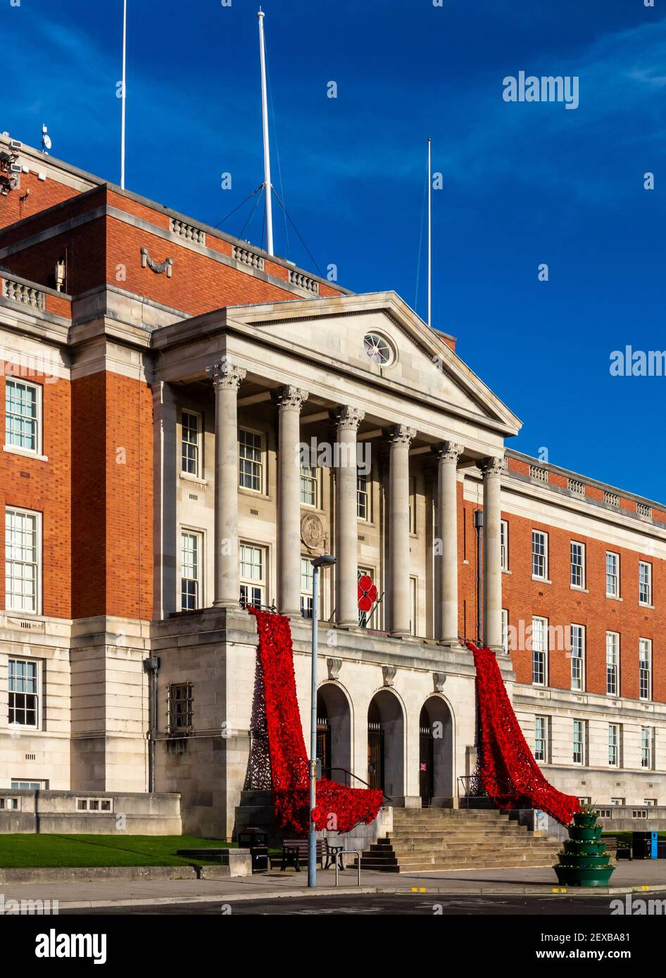 Chesterfield Town Hall Derbyshire Inghilterra Regno Unito drappeggiato in papaveri rossi per il giorno della memoria. Foto Stock