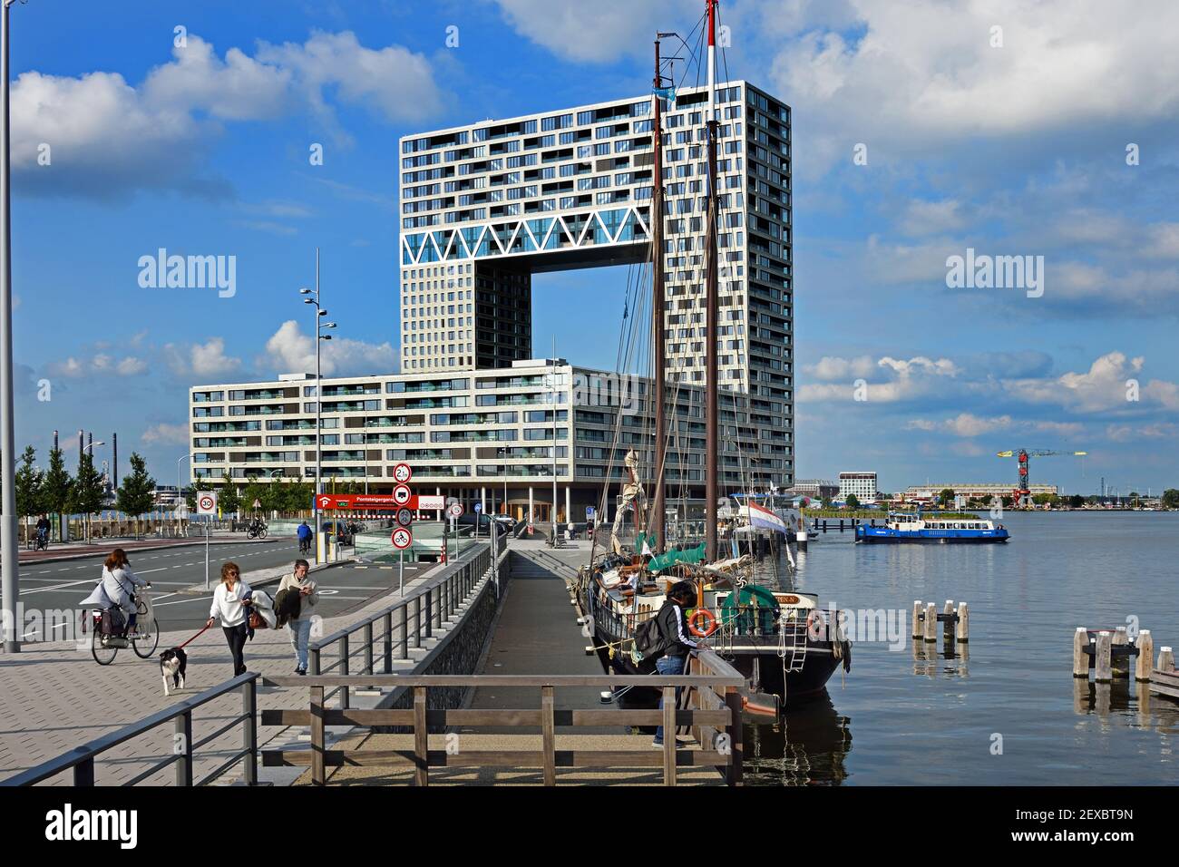 Amsterdam Olanda moderna architettura Appartamenti sulla Westerdoksdijk e tra Oude Houthaven e IJ porto canale Amsterdam, Paesi Bassi, (De Pontsteiger, noto anche come il Pontsteiger edificio o milioni di edifici, è una torre residenziale nella città olandese di Amsterdam. Progettato da Arons en Gelauff Architecten,) Foto Stock