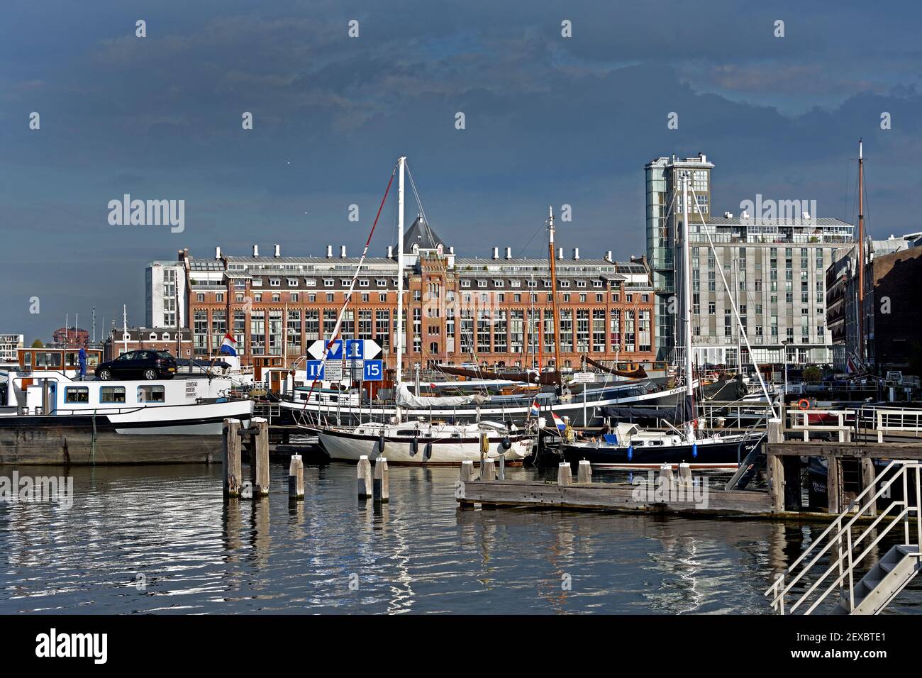 Amsterdam Olanda moderna architettura Appartamenti su Westerdoksdijk e tra Oude Houthaven e IJ porto canale Amsterdam, Paesi Bassi, case galleggianti Foto Stock