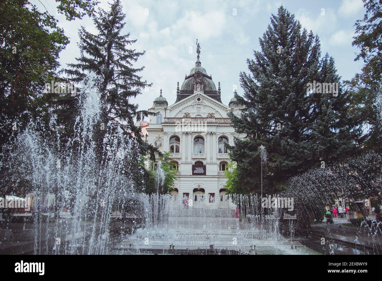 La Fontana del canto e il Teatro dell'Opera di Stato nella città vecchia di Kosice su Hlavna o piazza principale, Slovacchia. L'edificio rappresentativo è stato costruito in un Neo-bar Foto Stock