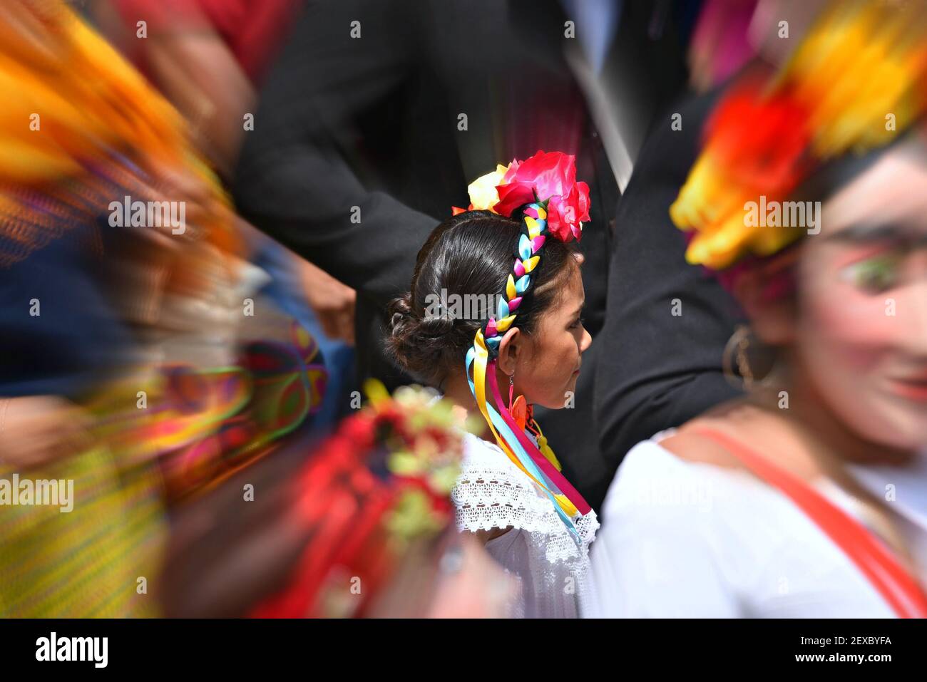 Giovane ragazza vestita come Frida Kahlo che partecipa alla sfilata locale  Día de los Locos a San Miguel de Allende, Guanajuato, Messico Foto stock -  Alamy