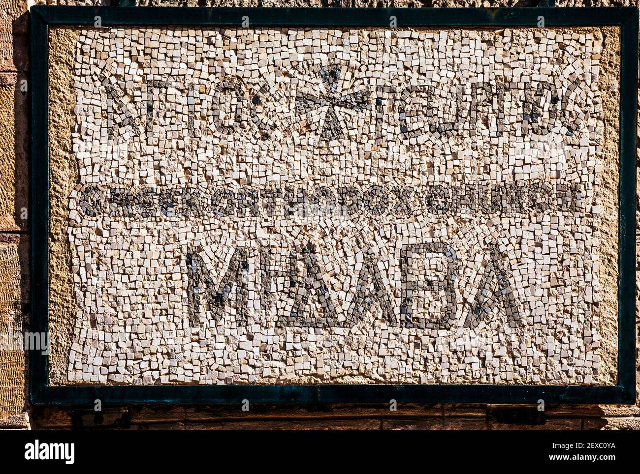 Placca con il nome di un mosaico fuori dalla chiesa di San Giorgio a Madaba, Giordania. Foto Stock