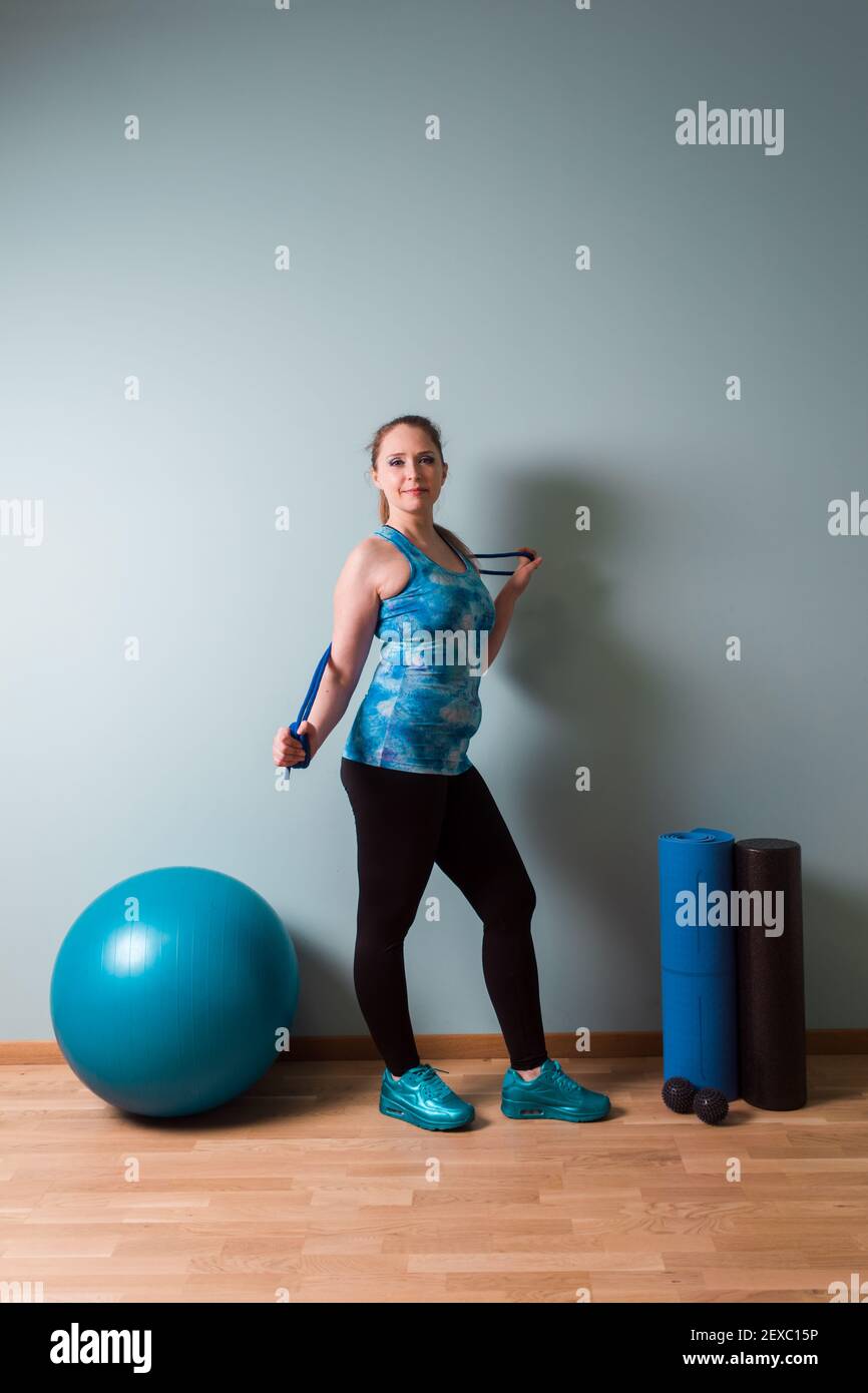 Donna stand con la quipment per fitness e rilascio miofasciale Foto Stock