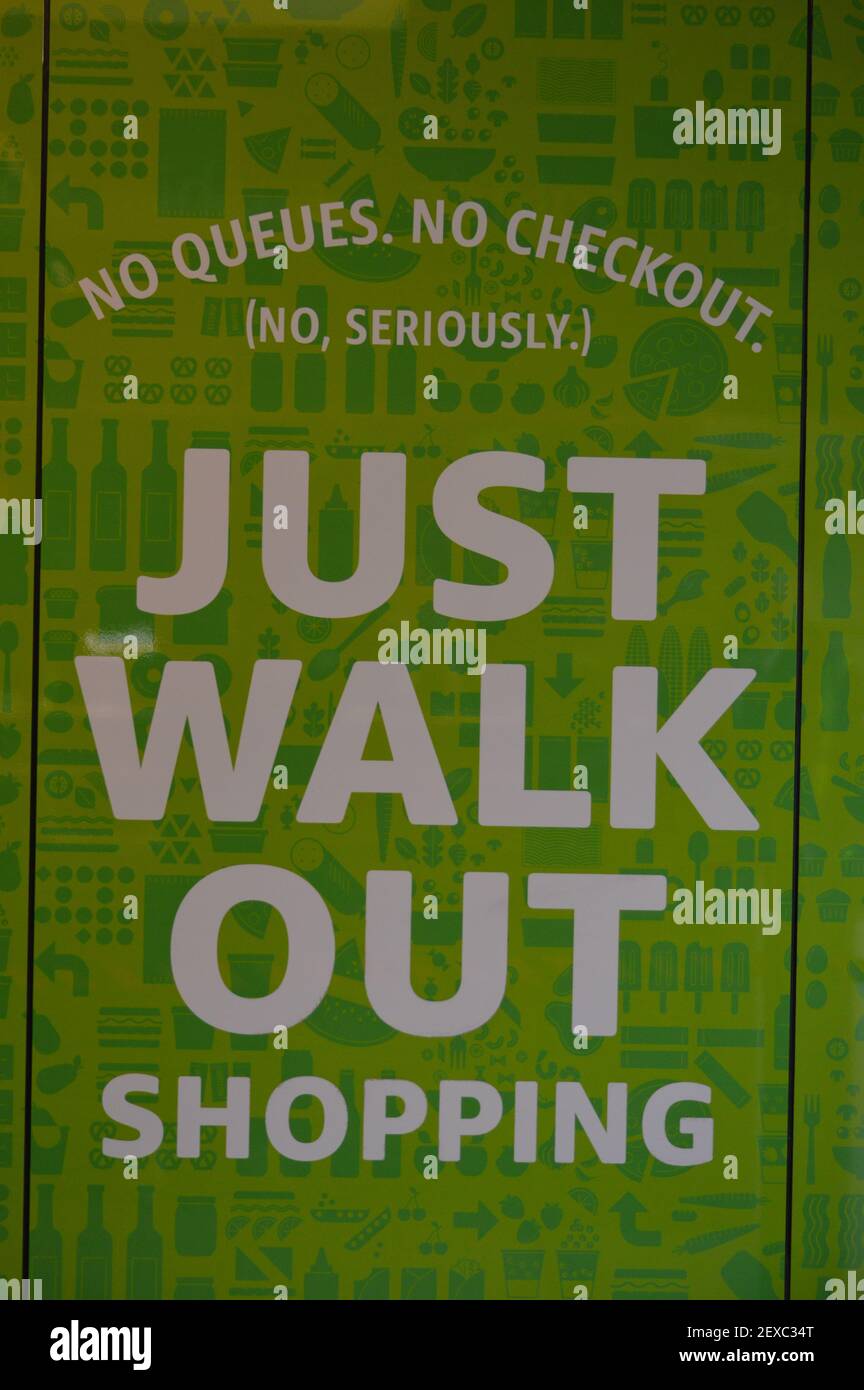 Londra, Regno Unito. 5 marzo 2021. Amazon Fresh apre è il primo negozio di alimentari senza fine a Ealing, promuovendo un modello di shopping 'Just Walk out'. Foto Stock