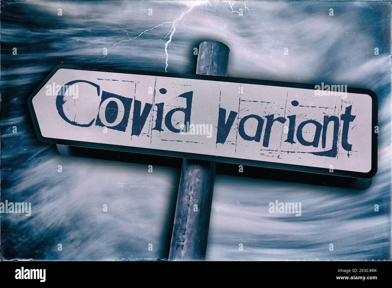 Variante Covid scritta su un cartello stradale con posta, tempesta e fulmine sullo sfondo in una tonalità blu Foto Stock