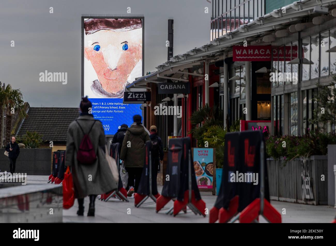 Londra, Regno Unito. 4 Marzo 2021. La National Gallery, con il proprietario dei media digitali fuori casa, Ocean Outdoor, presenta opere d'arte create dagli studenti delle scuole primarie come parte della 25° mostra annuale Take One Picture della Gallery. La mostra fisica doveva chiudersi in Trafalgar Square dopo pochi giorni in linea con la guida del Governo Covid. Appaiono su più di 60 schermi di grande formato per due settimane, dal 1-15 marzo, in sei città: Aberdeen, Birmingham, Edimburgo, Glasgow, Londra e Manchester. Credit: Guy Bell/Alamy Live News Foto Stock