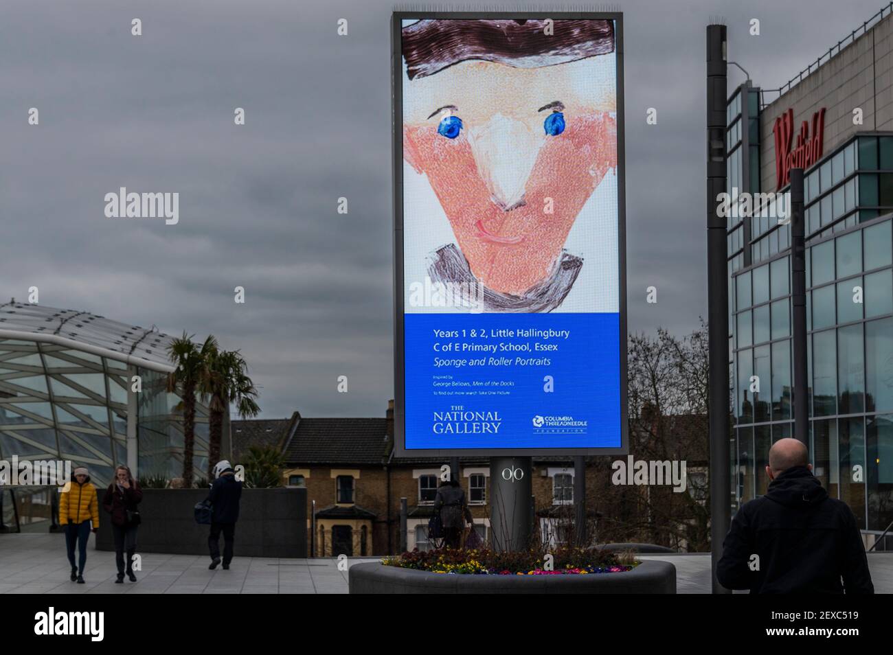 Londra, Regno Unito. 4 Marzo 2021. La National Gallery, con il proprietario dei media digitali fuori casa, Ocean Outdoor, presenta opere d'arte create dagli studenti delle scuole primarie come parte della 25° mostra annuale Take One Picture della Gallery. La mostra fisica doveva chiudersi in Trafalgar Square dopo pochi giorni in linea con la guida del Governo Covid. Appaiono su più di 60 schermi di grande formato per due settimane, dal 1-15 marzo, in sei città: Aberdeen, Birmingham, Edimburgo, Glasgow, Londra e Manchester. Credit: Guy Bell/Alamy Live News Foto Stock