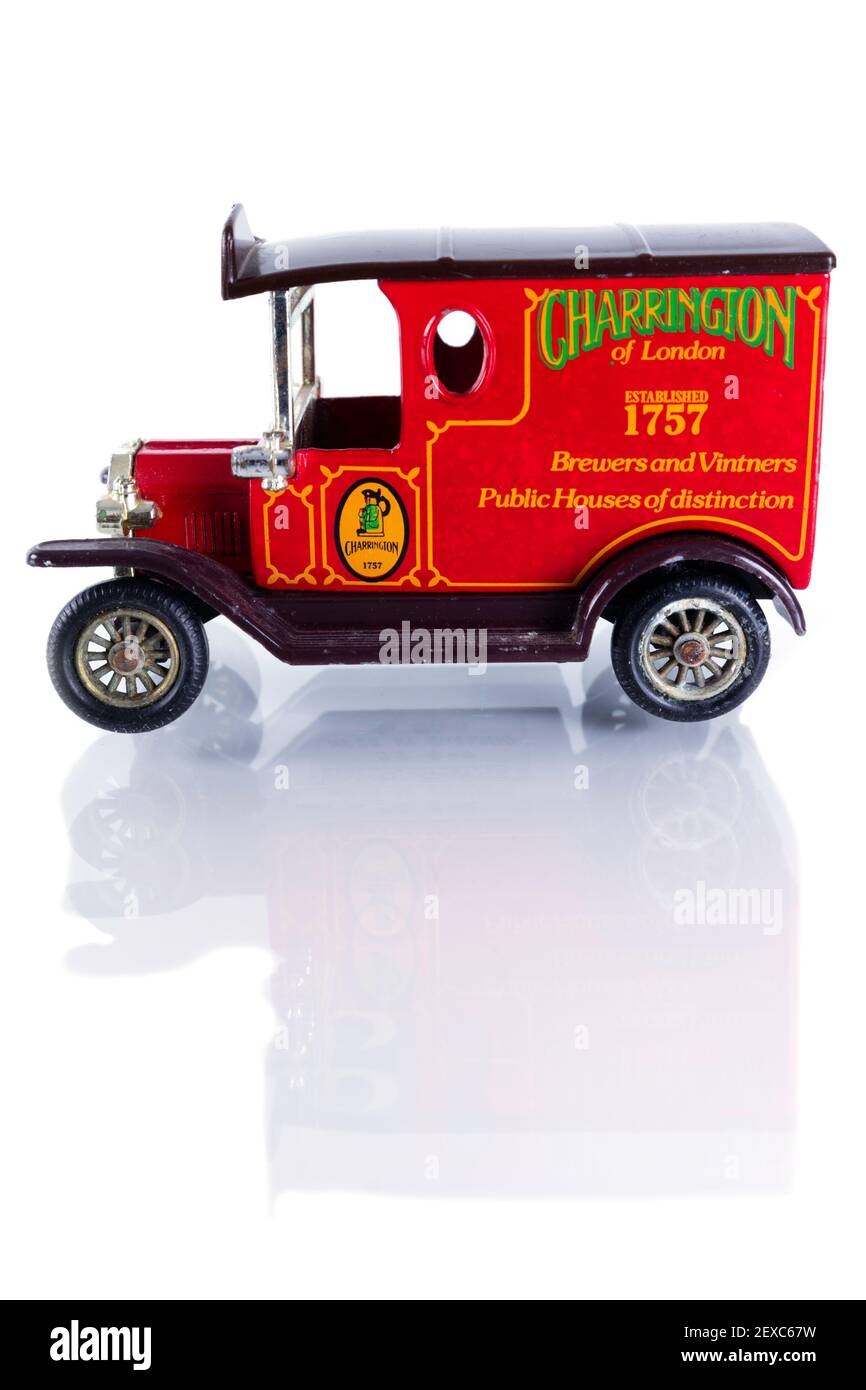 Modello in pressofusione di un furgone da birrificio vintage 'Charrington'. Isolato su sfondo bianco, con riflessione. Foto Stock