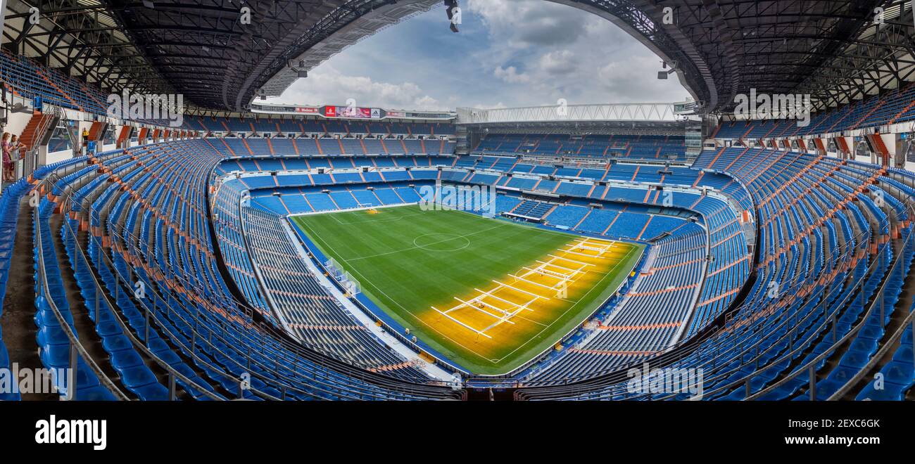 Stadio Santiago Bernabeu, sede del Real Madrid Football Club, la squadra di calcio più apprezzata di sempre, durante una sessione di trattamento dell'erba. Foto Stock