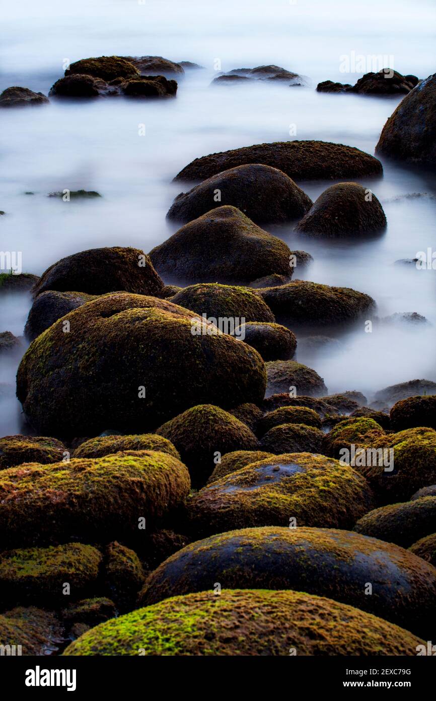 fotografia di rocce in mare con effetto foschia Foto Stock