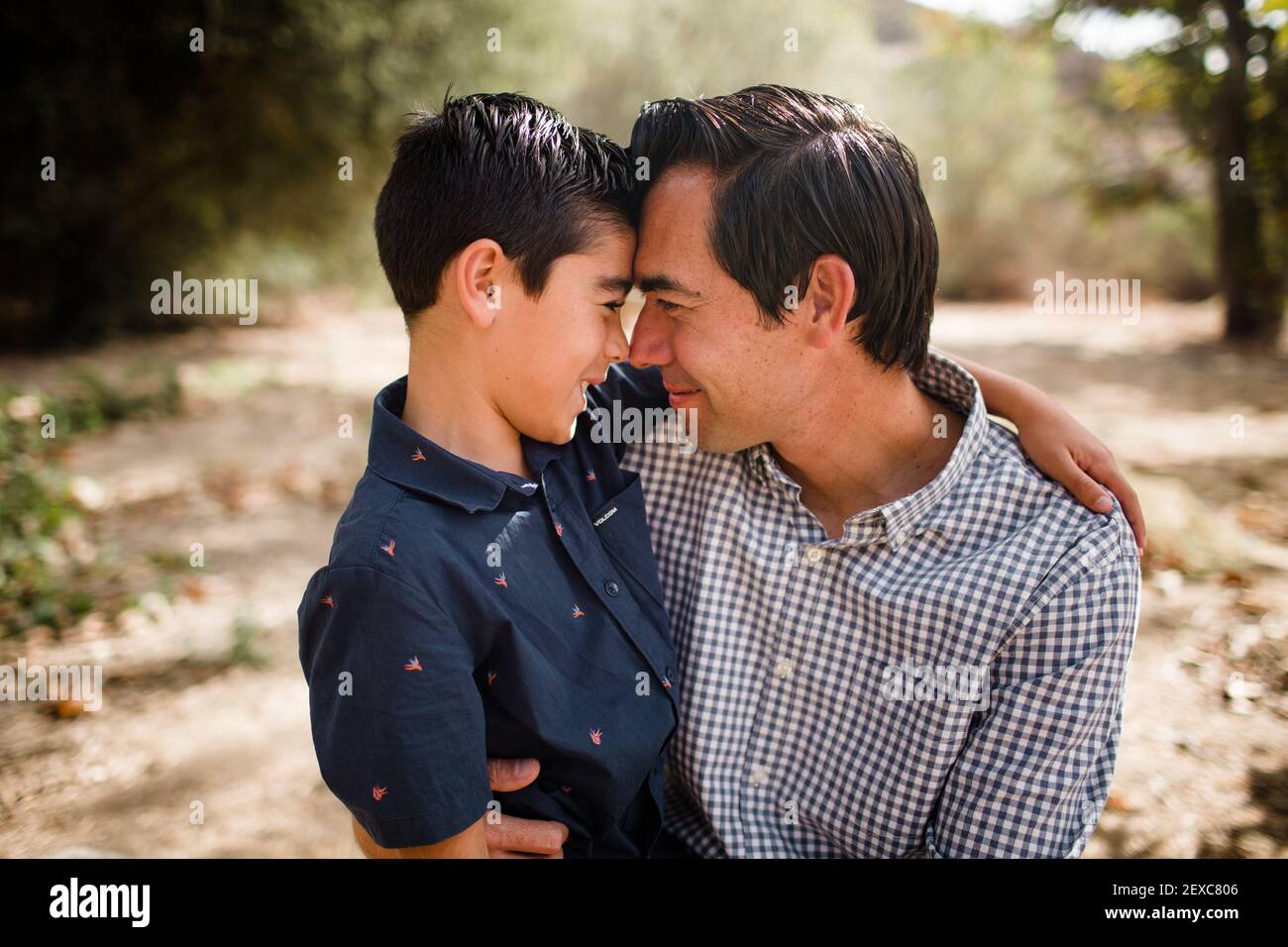 Padre e Figlio che si abbracciano nel Parco di San Diego Foto Stock