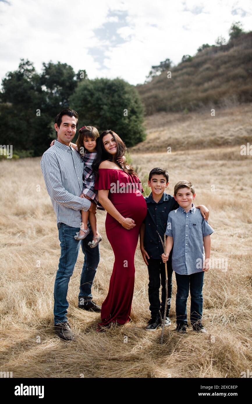Famiglia di cinque persone in posa in campo a San Diego Foto Stock