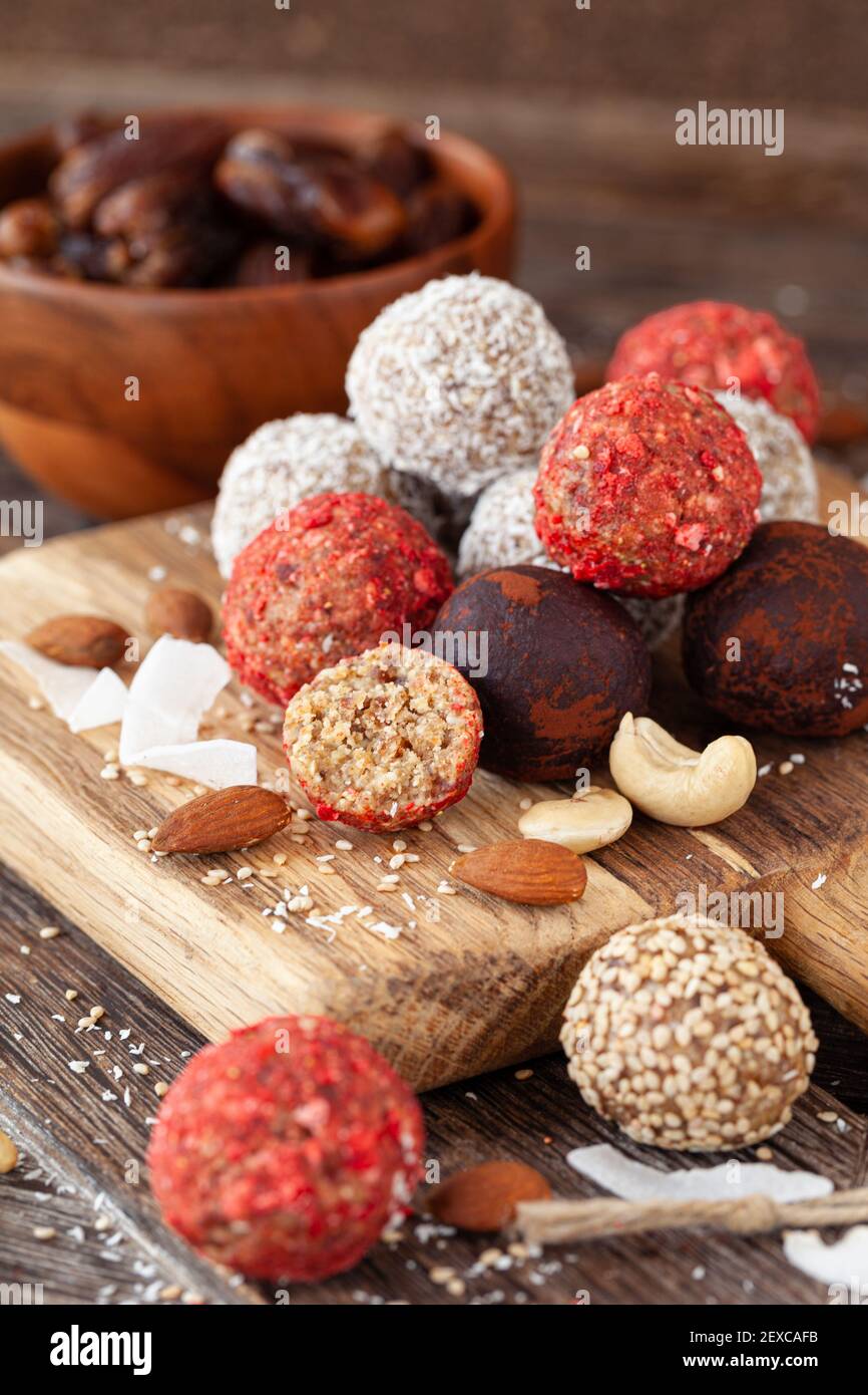 Palle grezze di proteina vegana con date di noci Foto Stock