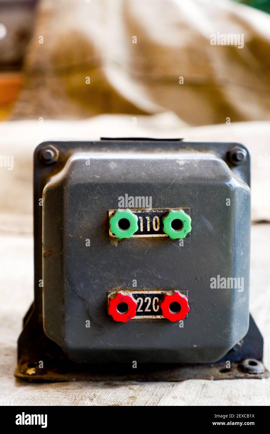 Trasformatore elettrico vintage da 110-220 volt, Francia Foto stock - Alamy