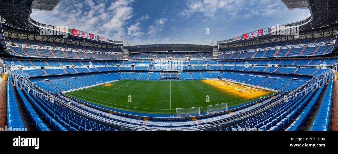 Stadio Santiago Bernabeu, sede del Real Madrid Football Club, la squadra di calcio più apprezzata di sempre, durante una sessione di trattamento dell'erba. Foto Stock