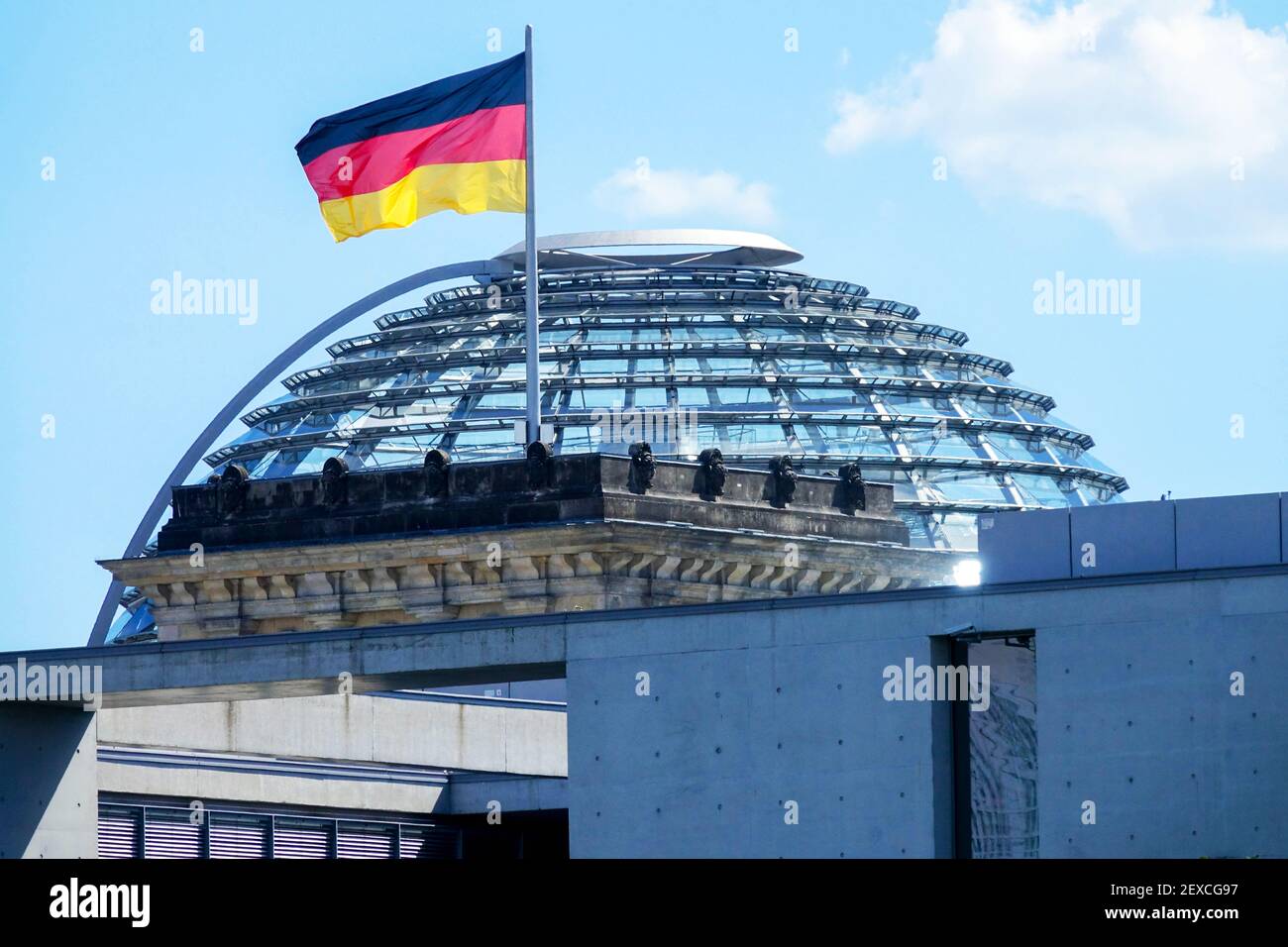 Bandiera del Reichstag Berlino sopra l'edificio, cupola Berlino Germania Foto Stock
