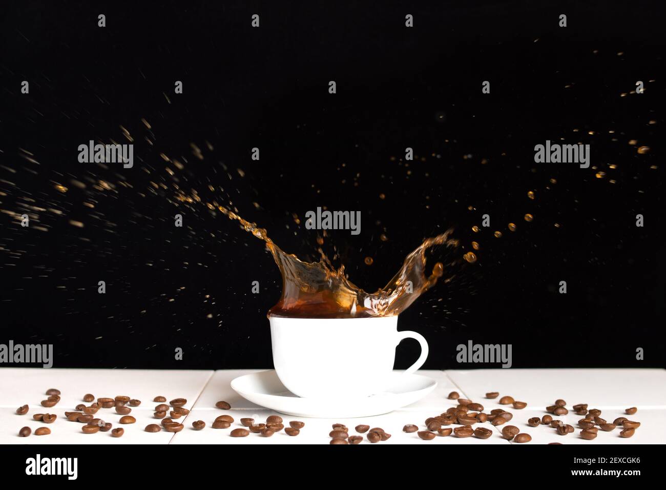 tazza di caffè e schizzi di caffè Foto Stock