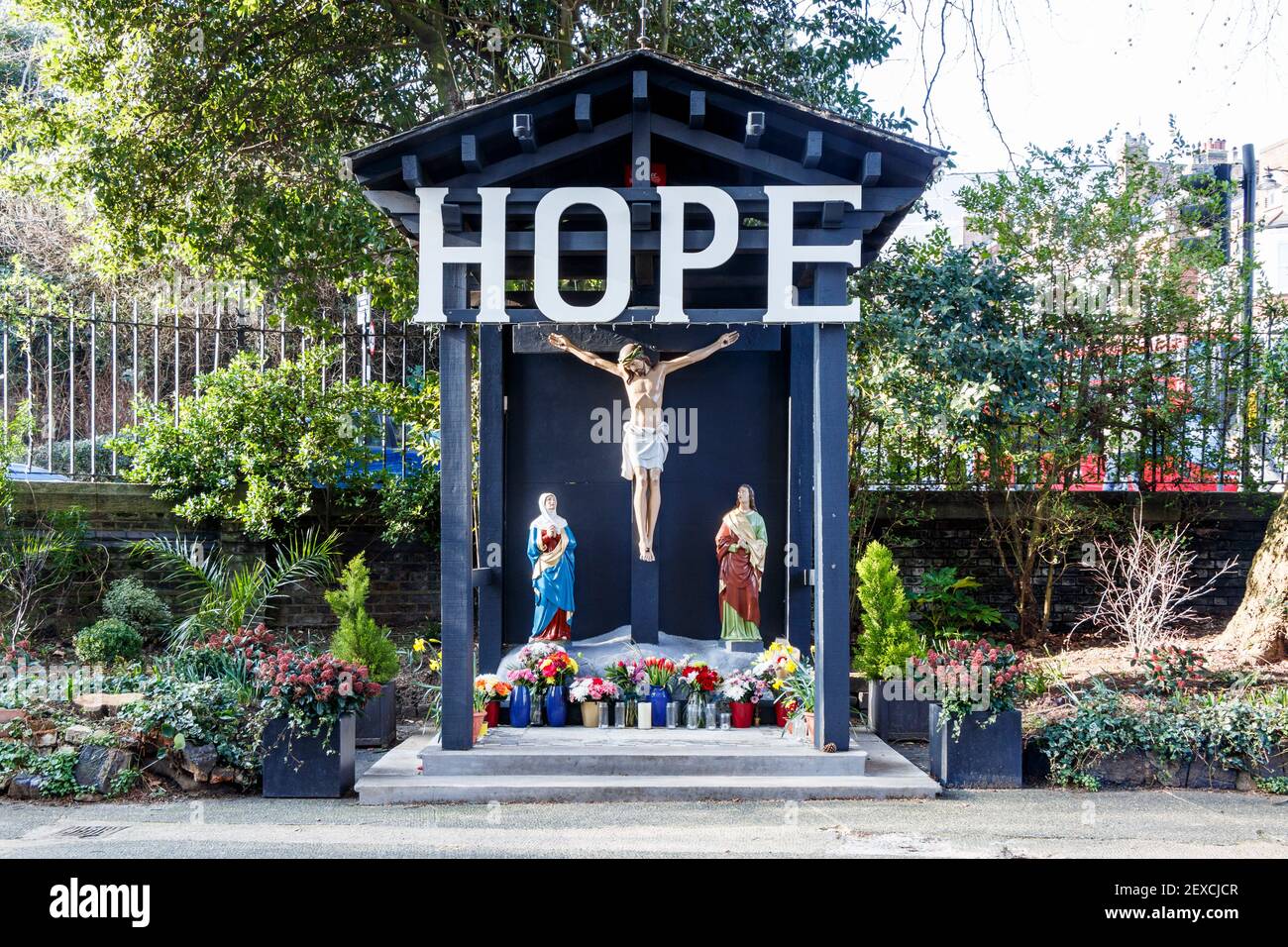 Un messaggio di speranza nella scena della crocifissione alla chiesa di St. Joseph su Highgate Hill ad Islington durante il terzo blocco del coronavirus, Londra, Regno Unito Foto Stock