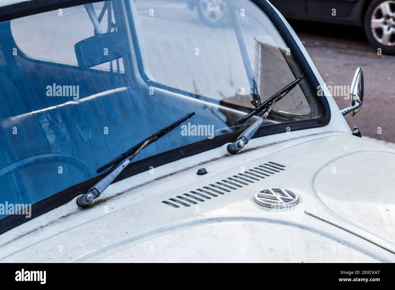 Primo piano del parabrezza e dei tergicristalli di un'auto Volkswagen Beetle sporca dipinta di bianco, Londra, Regno Unito Foto Stock