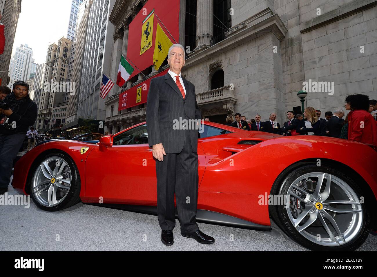 Piero Ferrari, figlio del fondatore della Ferrari Automotive Company Enzo  Ferrari e Vice Presidente della società, si pone con una Ferrari fuori  dalla Borsa di New York dopo l'IPO della Ferrari il