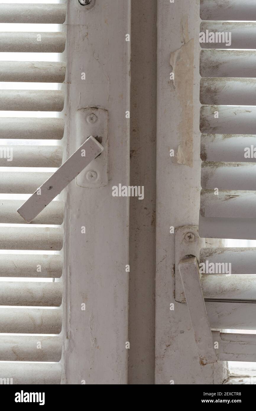 Finestre in legno e persiane orizzontali bianche. Frammento di una vecchia finestra di legno. Foto Stock Finestre in legno e persiane orizzontali bianche. Frammento di una vecchia finestra di legno. Foto Stock