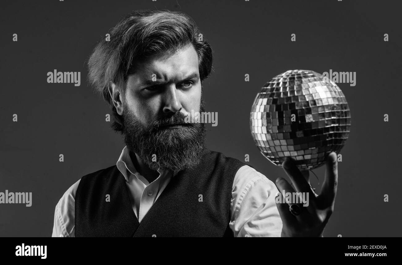 la festa è in corso. disco uomo in abito con scintillante disco specchio palla. Il signor discoball. Discoteca super cool. Hipster brutale maturo. Uomo con barba tenere specchio disco palla. Concetto di festa aziendale. Foto Stock