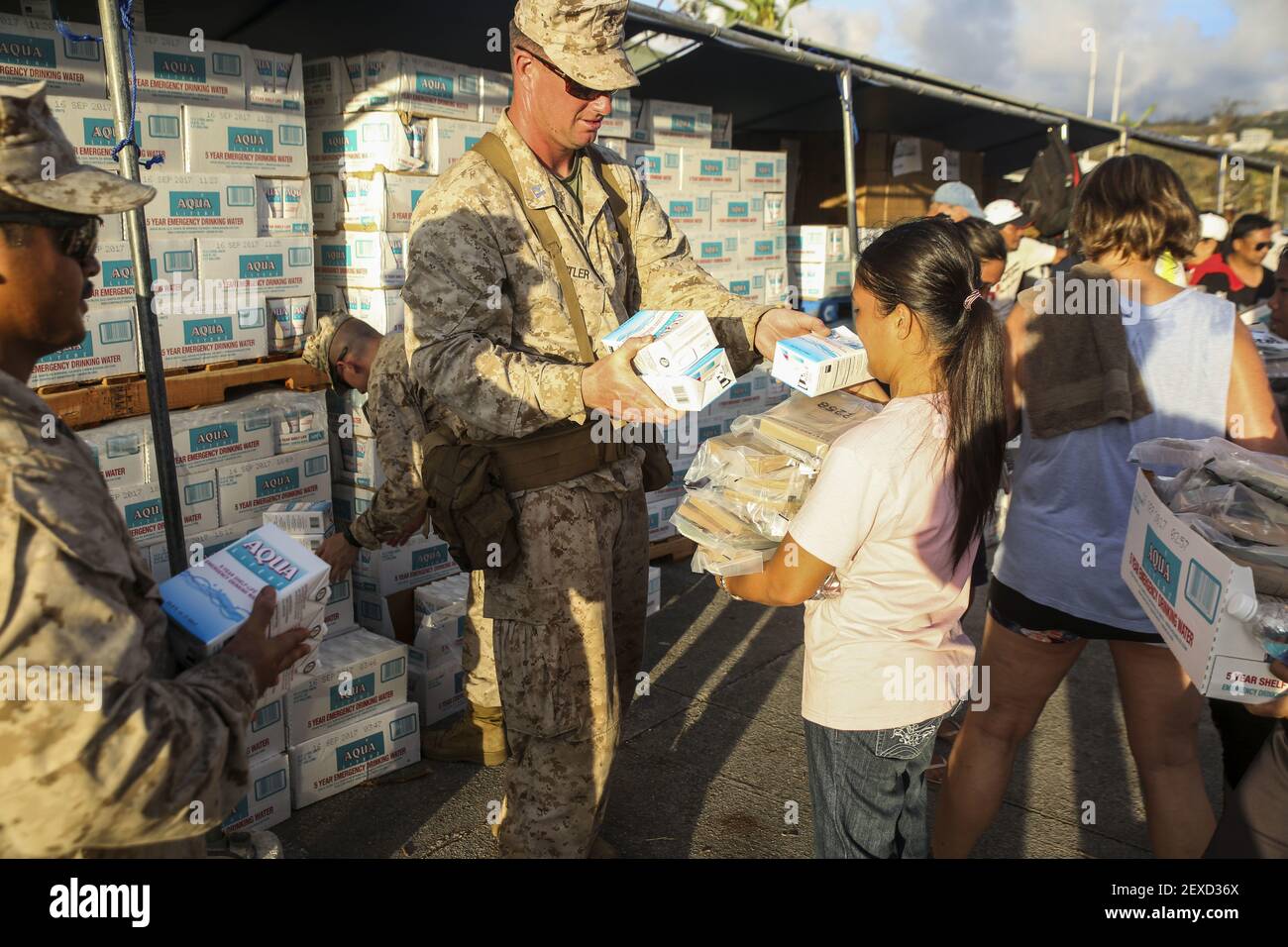 SAIPAN (agosto 9, 2015) U.S. Marine Capt. Jeffery Butler distribuisce l'acqua in un rifugio a Saipan, 9 agosto 2015. I marines assegnati a Echo Company, Battaglione Landing Team 2nd Battaglione, 5th Marines, 31st Marine Expeditionary Unit (31st MEU), stanno assistendo le agenzie locali e federali con sforzi di soccorso tifone a Saipan dopo che l'isola è stata colpita da Typhoon Soudelor, 2-3 agosto. (Foto CPL. Ryan C. Mains/USA Marine Corps) *** si prega di utilizzare credito da campo di credito *** Foto Stock