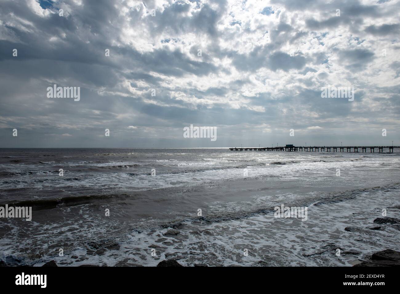 Surf freddo e cielo drammatico durante la giornata invernale a Galveston, Texas, Stati Uniti. Foto Stock