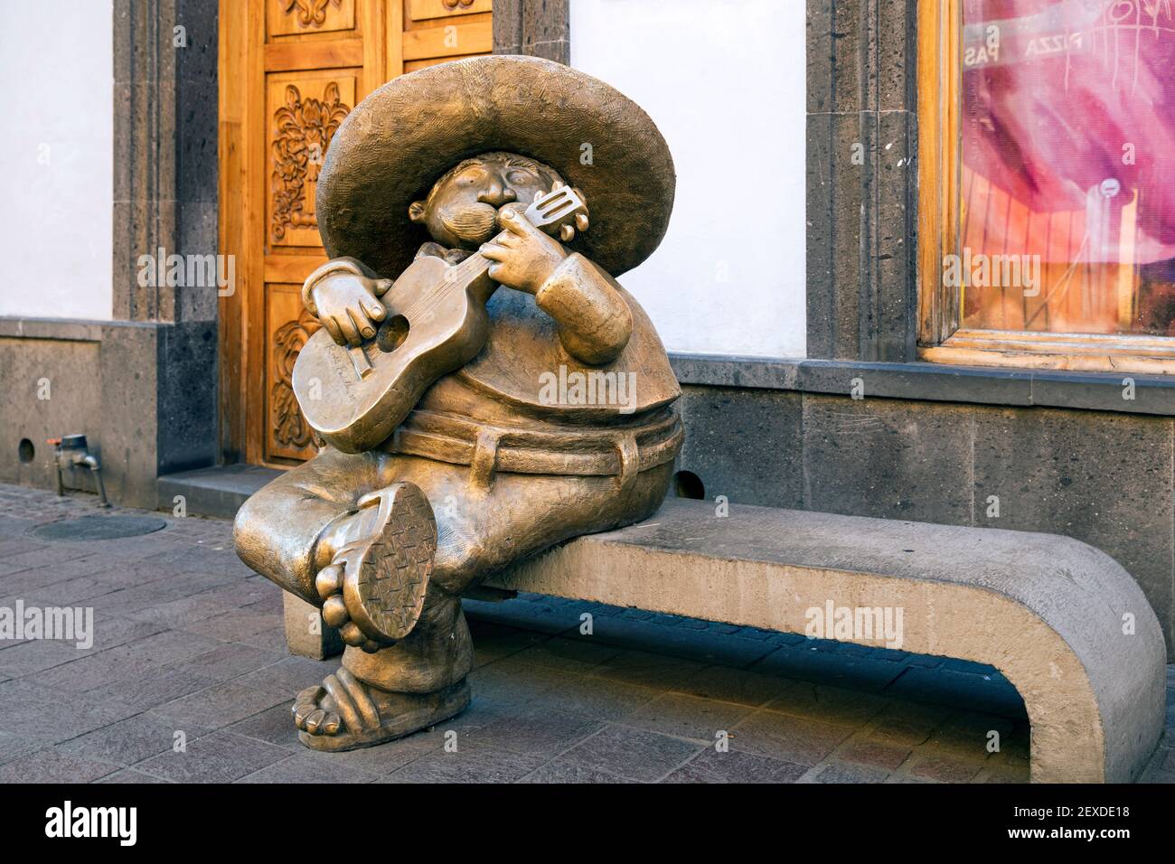 Scultura in bronzo di Mariachi seduta su panchina dallo scultore Rodo Padilla in Calle Independencia a Tlaquepaque, Guadalajara, Jalisco, Messico Foto Stock