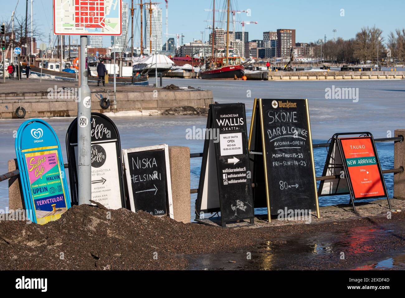 Linee di segnaletica a-frame sulla banca Kanavaranta nel distretto Katajanokka di Helsinki, Finlandia Foto Stock