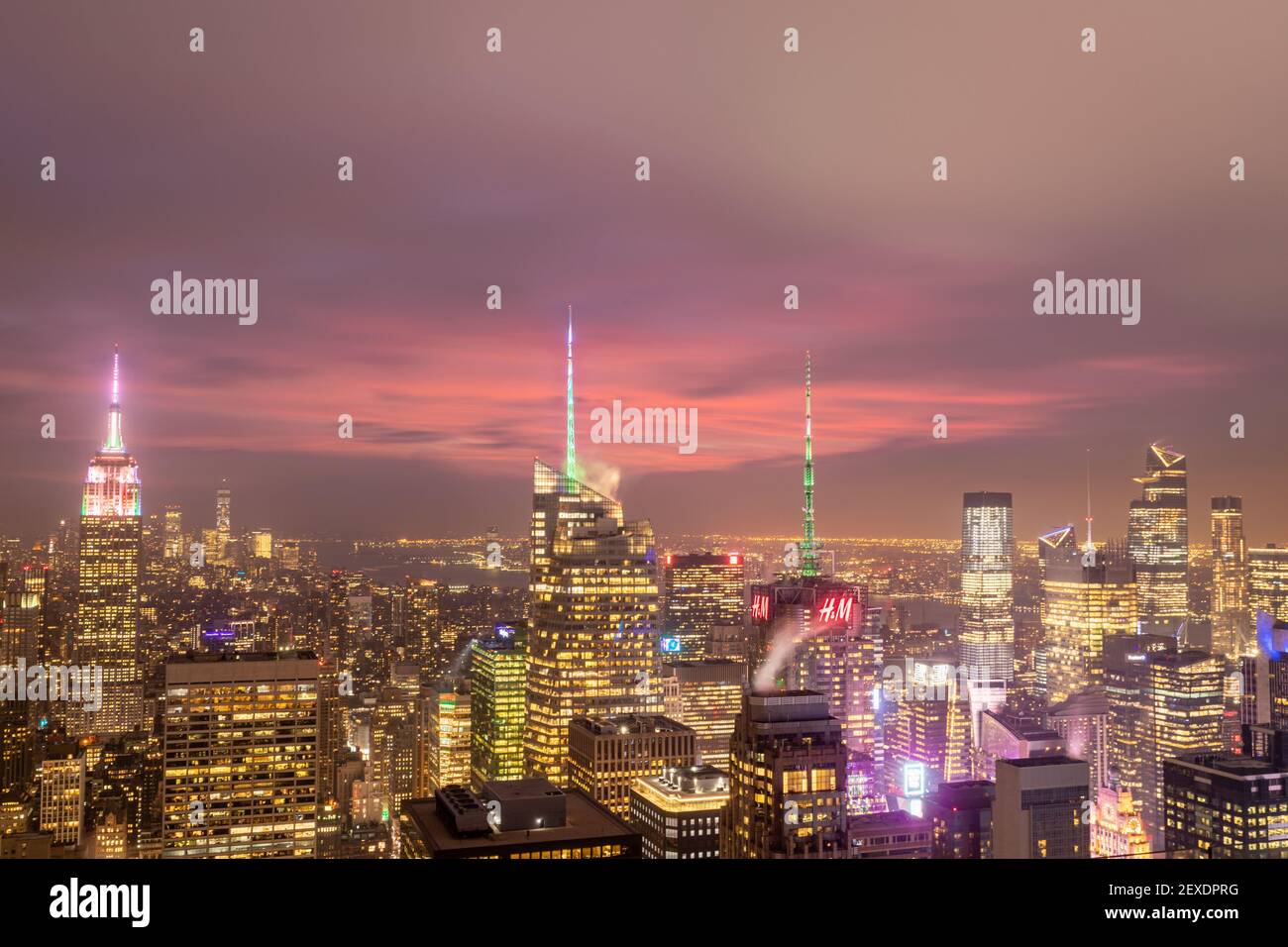 Skyline di New York dalla cima dell'osservazione rocciosa Ponte nel centro Rockefeller al crepuscolo con le nuvole nel cielo Foto Stock